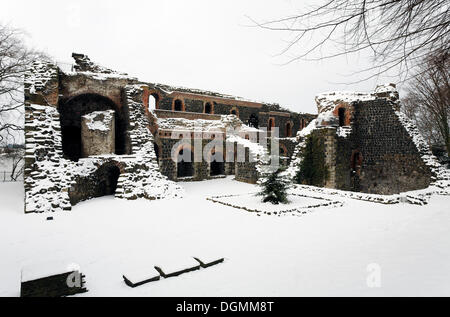 Rovine di Kaiserpfalz Imperial Palace nella neve, Duesseldorf-Kaiserswerth, Renania settentrionale-Vestfalia Foto Stock