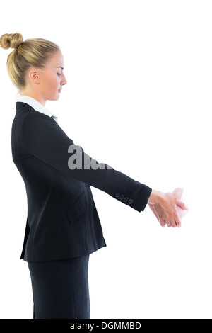 Vista di profilo di attraente chic imprenditrice tenendo un salvadanaio Foto Stock