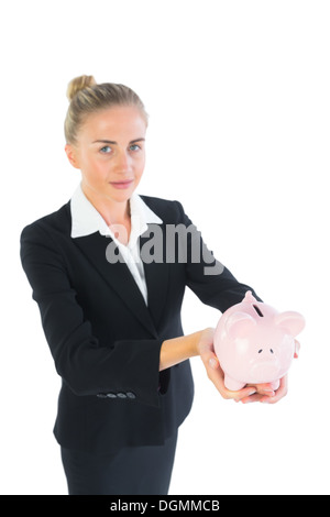 Attraente chic imprenditrice presentando un salvadanaio Foto Stock