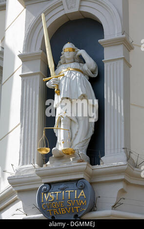 La figura di Lady giustizia con bilance e la spada, facciata barocca, storico municipio, città vecchia, Lueneburg, Bassa Sassonia Foto Stock