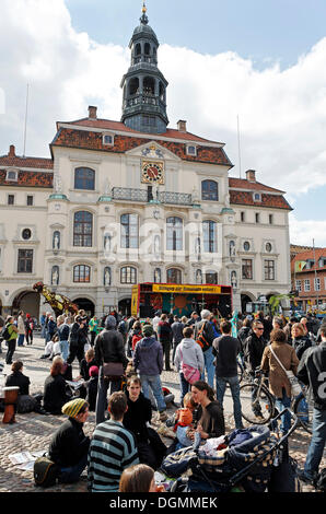 Anti-nucleare dimostranti fuori lo storico municipio, città vecchia, Lueneburg, Bassa Sassonia Foto Stock