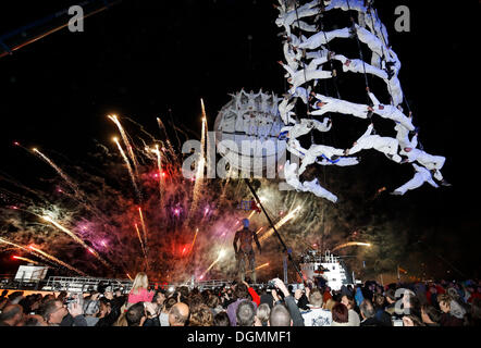Bianco-trapezio rivestito di artisti e globo galleggiante nel cielo, Global Rheingold, open-air theatre da La Fura dels Baus Foto Stock