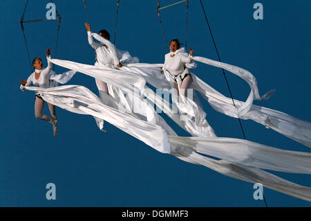 Tre artistes hover in aria, avvolto in svolazzanti veli, Global Rheingold, open-air theatre da La Fura dels Baus Foto Stock