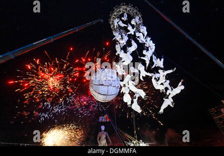 Bianco-trapezio rivestito di artisti e globo galleggiante nel cielo, Global Rheingold, open-air theatre da La Fura dels Baus Foto Stock