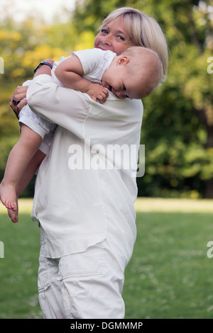 Paesi Bassi, South Holland, Oud-Beijerland, la nonna che porta il suo nipote (12-17 mesi) sullo spallamento Foto Stock