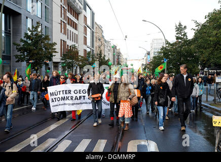 Anti-nucleare avversari marciando attraverso Frederickstrasse, dimostrazione, Berlin-Mitte Foto Stock