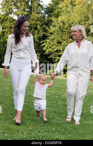 Paesi Bassi, Oud-Beijerland, tre generazioni la famiglia passeggiate nel parco Foto Stock