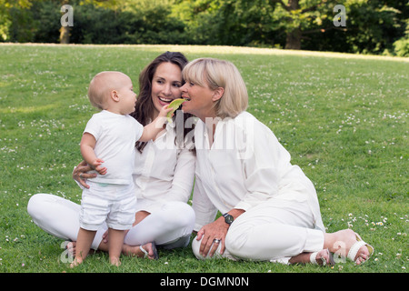 Paesi Bassi, Oud-Beijerland, tre generazioni la famiglia giocando in posizione di parcheggio Foto Stock