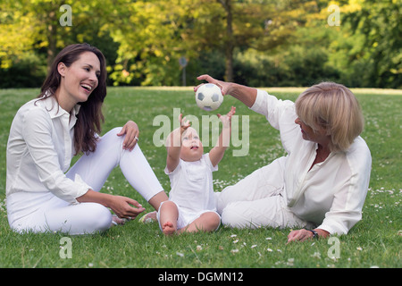 Paesi Bassi, Oud-Beijerland, tre generazioni la famiglia giocando in posizione di parcheggio Foto Stock