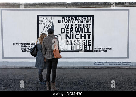 Preventivo filosofico da Erich Fried sul remants del muro di Berlino, mediante Elisa Budzinski, East Side Gallery Foto Stock