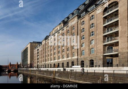 Magazzino rinnovato edificio sul fiume Spree, ex porto di Osthafen, quartiere Friedrichshain di Berlino Foto Stock