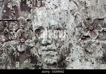 Weathered ritratto di una donna, storico grave rilievo, Nordfriedhof cimitero, Duesseldorf, nella Renania settentrionale-Vestfalia Foto Stock