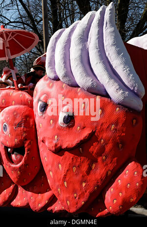 Funny fragole con panna, cartoon stile carta-mache figura, sfilata galleggiante al Rosenmontagszug sfilata di Carnevale 2011 Foto Stock