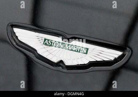 Aston Martin logo sul cofano, British marca auto sportive per auto Foto Stock