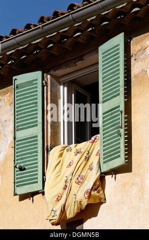 Piumone appeso fuori da una finestra, quartiere storico di Bormes-les-Mimosas, Regione Provence-Alpes-Côte d'Azur, in Francia, in Europa Foto Stock