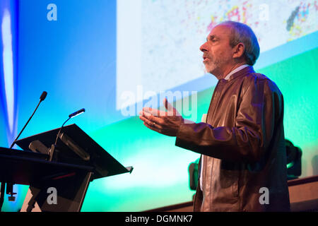 Londra, Regno Unito. 22 ottobre, 2013. Colin Shawyer parlando i barbagianni a la campagna restauro fiducia ventesimo anniversario, Royal Geographical Society, Londra UK. Il 22 ottobre 2013. Circa 700 persone hanno partecipato per ascoltare un messaggio video da Sua Altezza Reale il Principe di Galles e una successione di relatori di alto profilo che hanno pagato un tributo al lavoro della fiducia. Il restauro di Campagna La fiducia è una carità promuovendo la fauna selvatica di allevamento amichevole e battersi per un soggiorno di lavoro, campagna. La fiducia è presieduto da Robin pagina. Credito Eales Julian/Alamy Live News © Julian Eales/Alamy Live News Foto Stock