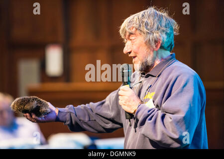 Londra, Regno Unito. 22 ottobre, 2013. Robin parla di pagina a la campagna restauro fiducia ventesimo anniversario, Royal Geographical Society, Londra UK. Il 22 ottobre 2013. Circa 700 persone hanno partecipato per ascoltare un messaggio video da Sua Altezza Reale il Principe di Galles e una successione di relatori di alto profilo che hanno pagato un tributo al lavoro della fiducia. Il restauro di Campagna La fiducia è una carità promuovendo la fauna selvatica di allevamento amichevole e battersi per un soggiorno di lavoro, campagna. La fiducia è presieduto da Robin pagina. Credito Eales Julian/Alamy Live News © Julian Eales/Alamy Live News Foto Stock