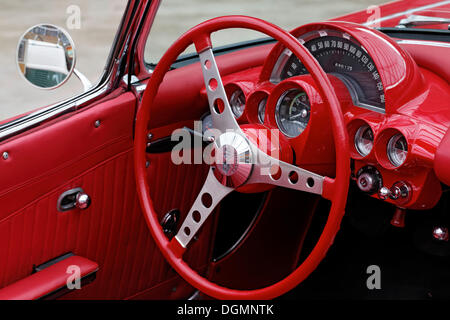 Red cockpit con un rosso volante, Corvette C1 Cabrio, US-americano auto d'epoca Foto Stock