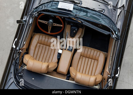 Aprire roadster, due in pelle beige sedili, Jaguar E-Type, British auto d'epoca Foto Stock