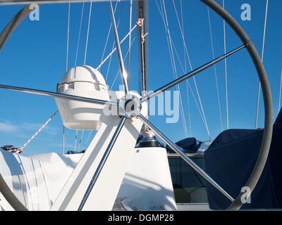 Stazione di pilotaggio sulla barca a vela Foto Stock
