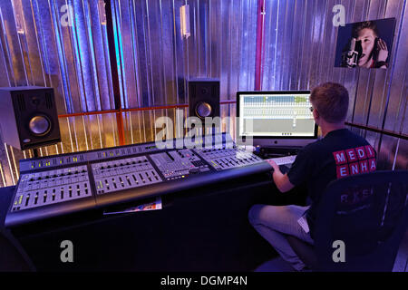 Ingegnere del suono presso il banco di miscelazione in uno studio di registrazione e produzione di musica di dimostrazione del SAE Institute, IdeenPark 2012, Foto Stock
