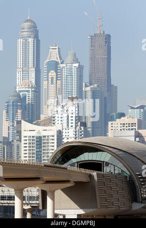 Skyline, Dubai Marina District Jumeirah Lake Towers Stazione della Metropolitana, Dubai, Emirati Arabi Uniti, Medio Oriente e Asia Foto Stock