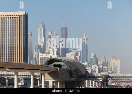 Skyline, Dubai Marina District Jumeirah Lake Towers Stazione della Metropolitana, Dubai, Emirati Arabi Uniti, Medio Oriente e Asia Foto Stock