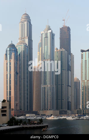 Grattacieli vicino insieme, Dubai Marina District, Dubai, Emirati Arabi Uniti, Medio Oriente e Asia Foto Stock