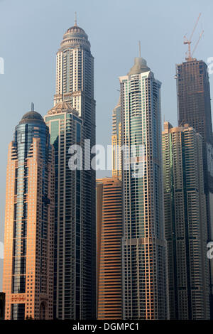 Grattacieli vicino insieme, Dubai Marina District, Dubai, Emirati Arabi Uniti, Medio Oriente e Asia Foto Stock