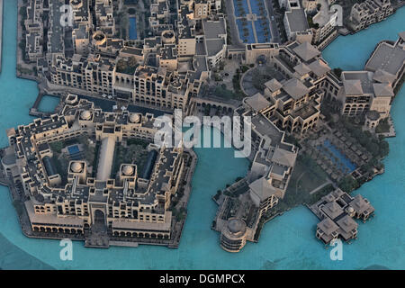 Vista dal Burj Khalifa verso quartieri costruiti nello stile tradizionale, Downtown Dubai, la Città Vecchia, Emirati Arabi Uniti Foto Stock
