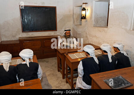 Classe con studenti arabi e gli insegnanti, life-size figure, Al-Ahmadiya Museo della scuola, Dubai, Emirati Arabi Uniti, Medio Oriente Foto Stock