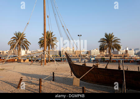 Vista in direzione di Deira da Al Shindagha, Dubai, Emirati Arabi Uniti, Medio Oriente e Asia Foto Stock