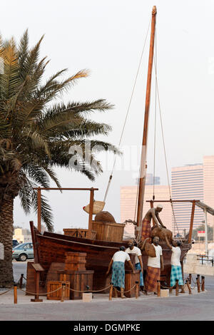 Gli arabi di caricamento in legno di una nave da trasporto dau o sambuco, rappresentazione con figure, Shindagha District, Dubai Foto Stock