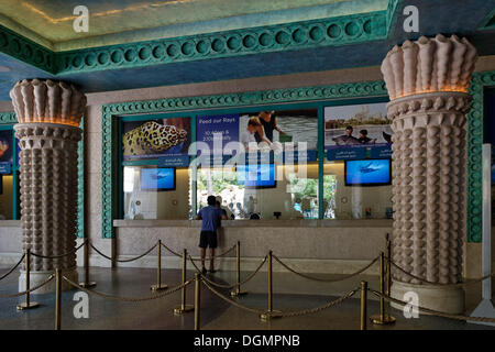 Portico monumentale ingresso alla Aquaventure theme park, Atlantis Hotel, il Palm Jumeirah, Dubai, Emirati Arabi Uniti Foto Stock