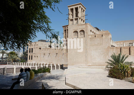 Vento restaurato case a torre, il vecchio quartiere di Bastakiya, Bur Dubai, Emirati Arabi Uniti, Medio Oriente e Asia Foto Stock