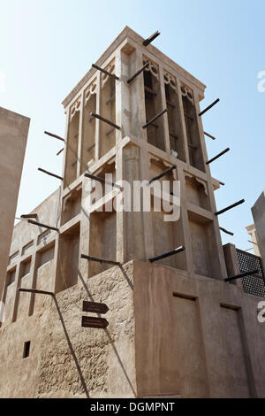 Ristrutturato torre eolica, il vecchio quartiere di Bastakiya, Bur Dubai, Emirati Arabi Uniti, Medio Oriente e Asia Foto Stock