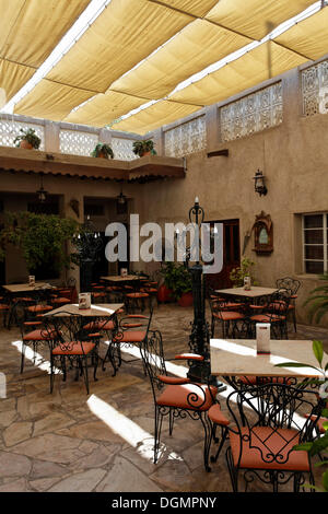 Ristorante in un cortile interno con una tenda, Orient Guest House, il vecchio quartiere di Bastakiya, Bur Dubai, Emirati Arabi Uniti Foto Stock