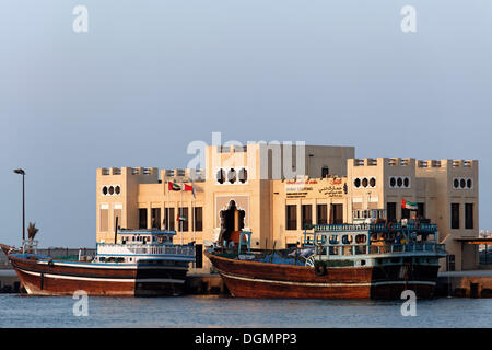 Tradizionali navi cargo, Dhow o daus, davanti a Shindagha stazione doganale, Dubai, Emirati Arabi Uniti, Medio Oriente e Asia Foto Stock