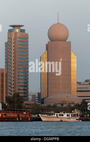Etisalat torre sul Torrente di Dubai, Dubai, Emirati Arabi Uniti, Medio Oriente e Asia Foto Stock