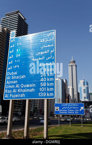 Segni di traffico su Sheikh Zayed Road, distanze al di Sharjah, Ajman, Umm Al Quwain, Ras Al Khaimah e Al Fujairah, Dubai Foto Stock