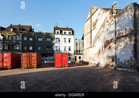 Contenitori per detriti di costruzione nella parte anteriore del case contrassegnato per la demolizione e il quartiere di riconversione, cintura verde di progetto Foto Stock