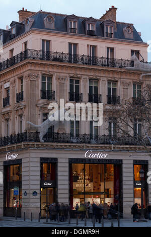 Cartier store sulla Avenue des Champs Elysées in serata, ottavo arrondissement, Parigi, Ile-de-France, Francia Foto Stock