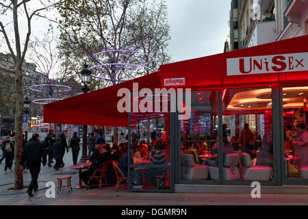 Cafè sul marciapiede lungo la Avenue des Champs Elysées street in serata, ottavo arrondissement di Parigi e dell' Ile-de-France, Francia Foto Stock