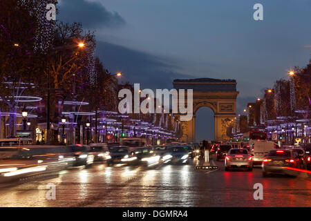 Avenue des Champs Elysees con l'Arc de Triomphe, le luci di Natale, atmosfera serale, Parigi, Ile-de-France, Francia Foto Stock
