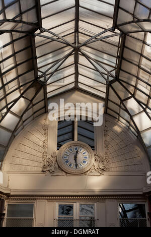 Passaggio Jouffroy, una storica galleria commerciale coperta del 1846, con l'orologio storico, Grands Boulevards, 2° Arrondissement Foto Stock