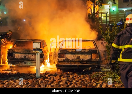 La masterizzazione di auto e i vigili del fuoco Foto Stock