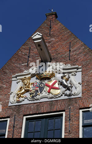 Il Crest con un leone e un cavallo su un magazzino storico olandese della West India Company, Walcheren, Vlissingen, Walcheren Foto Stock