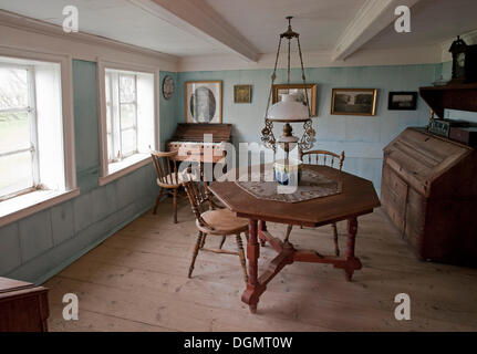 Interno di una vecchia casa di sod nel museo Skógar, Islanda, Europa Foto Stock