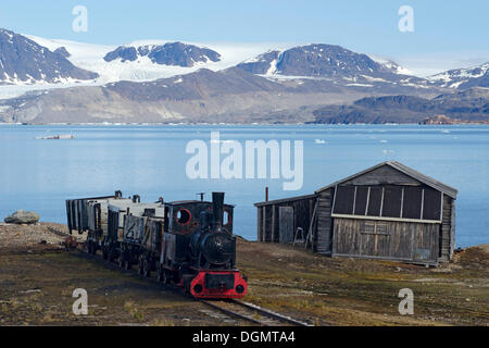 Miniera storico treno a Ny Alesund contro lo sfondo di Kongsfjorden o Kings Bay, Kongsfjorden, Ny Ålesund- Foto Stock