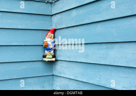 Gnomo da giardino sulla parete del tedesco della stazione di ricerca in Ny Alesund, Kongsfjorden, a Ny Ålesund, isola Spitsbergen Foto Stock